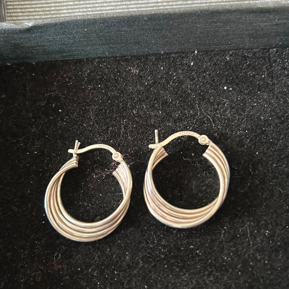 Jewelry - Lovely Solid 925 Silver Earrings